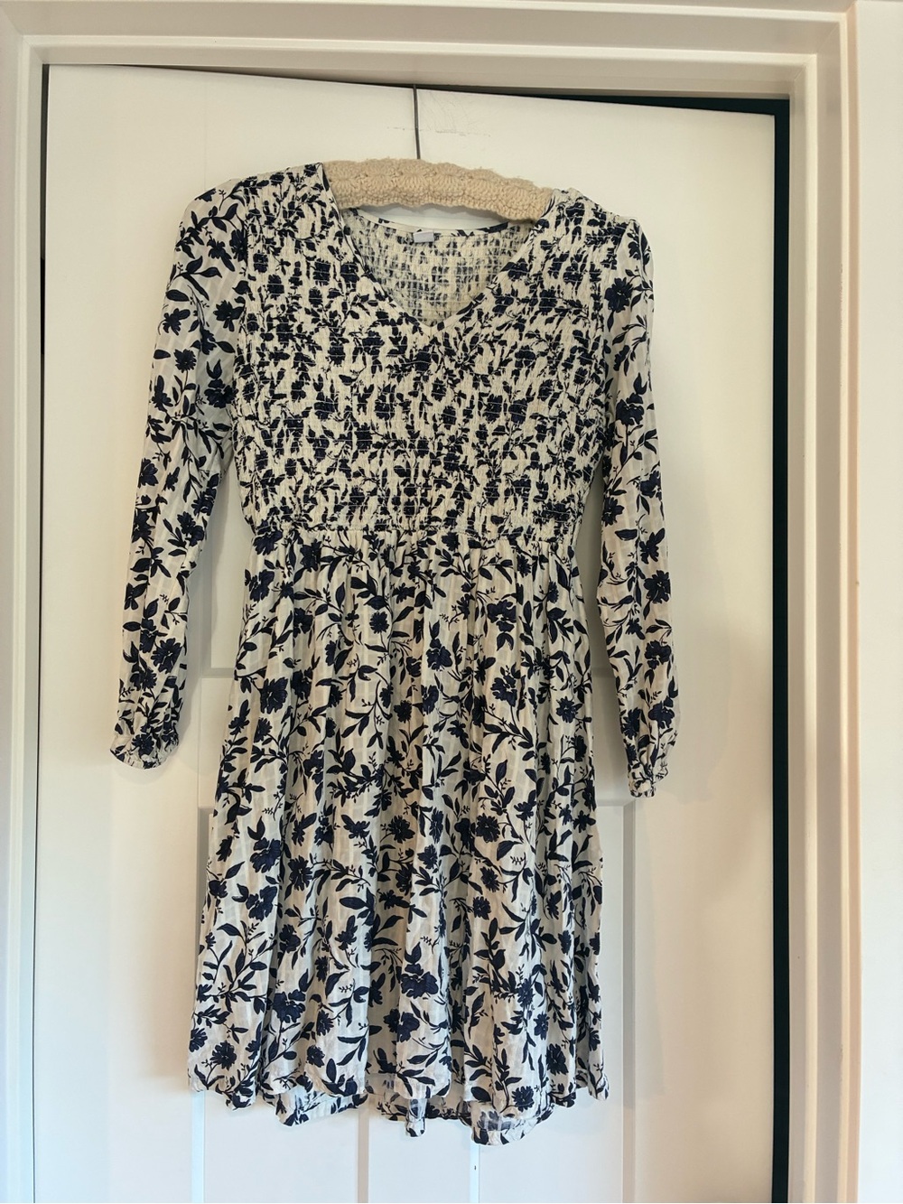 Old Navy Smocked V-Neck Long Sleeve Floral Dress Mini white w navy Small cottage